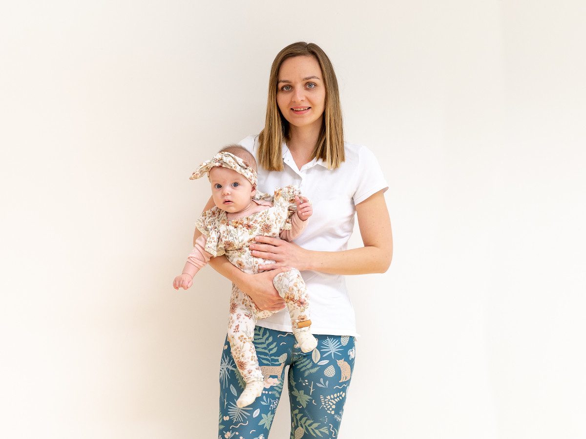 Fyzioterapeutka Tonka pri terapii dieťatka